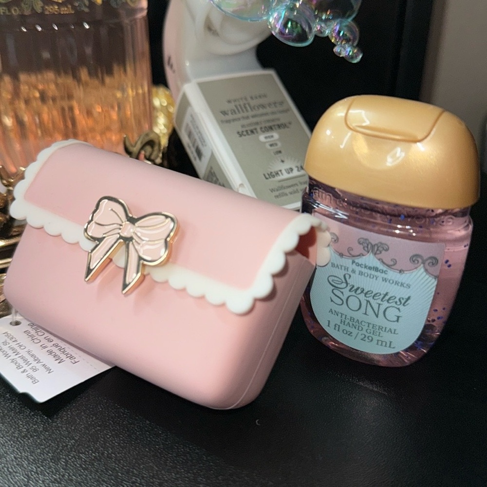 Pink Bow 🎀 hand sani t izer Case with hand gel